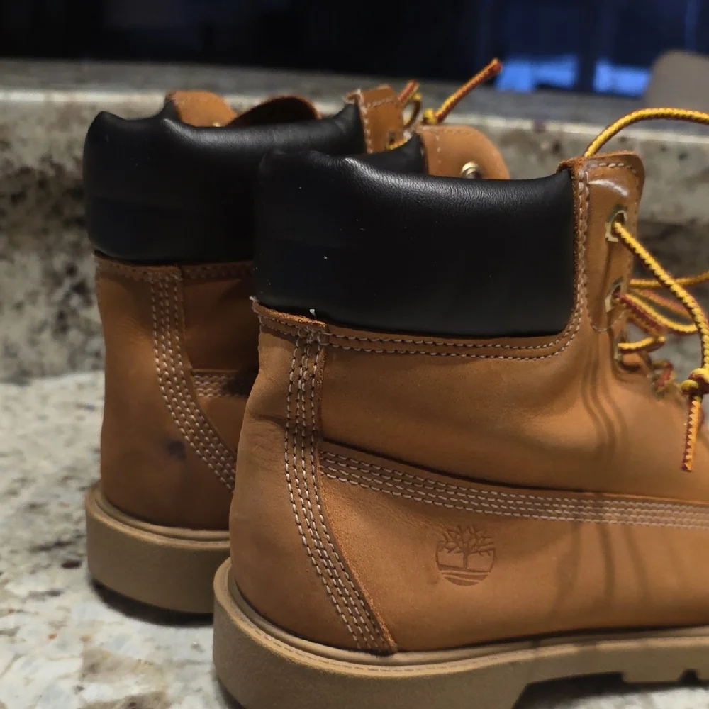 Timberlands Size 6.5 - Picture 7 of 9